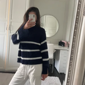 Marinblå randig stickad tröja  - Marinblå randig stickad tröja från Kappahl. Jättebra skick. Använd en gång. Stl 158/164