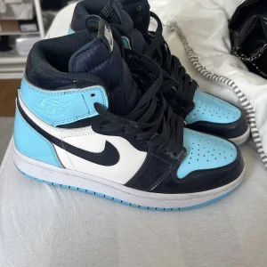 Nike Air Jordan 1 Retro High OG UNC - Säljer ett par Nike Air Jordan 1 Retro High OG i färgen UNC. Skorna har bara använts 1 gång. Köpta i USA. 