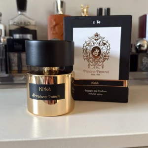 Kirke tiziana terenzi - Hej! Säljer nu min flaksa av kirke från tiziana terenzi! Runt 90-95/100ml kvar skulle jag säga då den inte är använd mycket. Säljer den nu för 1800 kr🙏nypris runt 2500kr! Bara att skriva vid frågor eller funderingar! 