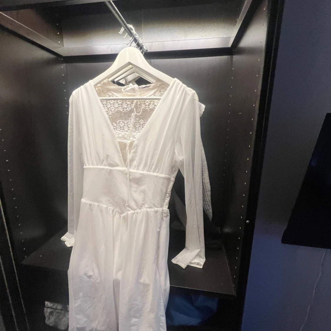 STUDENTET klänning Vit långärmad klänning med spetsdetaljer