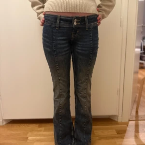 Mörkblå bootcut jeans med låg midja - Säljer ett par mörkblå bootcut jeans med låg midja från monki i storlek 25/32❤️ men ganska stora i midjan, bra skick!  