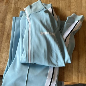 Blå palm angels tracksuit strl S  - Säljer ett blå palm angels set strl S men sitter som M 
