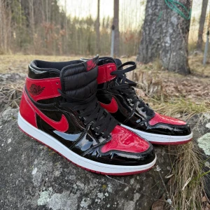 Nike Air Jordan 1 Retro High OG Bred Patent - Jordan 1 retro high Patent Bred Light scuffs on the shoe and light creases, but overall very good condition. Size 46 EU For more information and details feel free to contact us privately