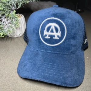 Blå keps från All Cap One -  Brand: All Cap One 📐 Size: Adjustable  🎨 Color: Navy Blue ⭐ Condition: Worn a few times ⚠️ Defects: None