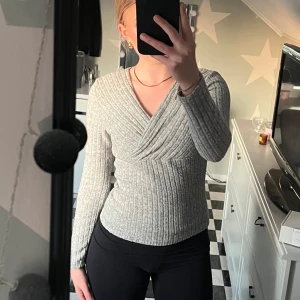 Långärmad topp - Långärmad tröja i mjukt material. Knappt använd. Kolla gärna in mina andra annonser och köp en bundle och få paketpris!