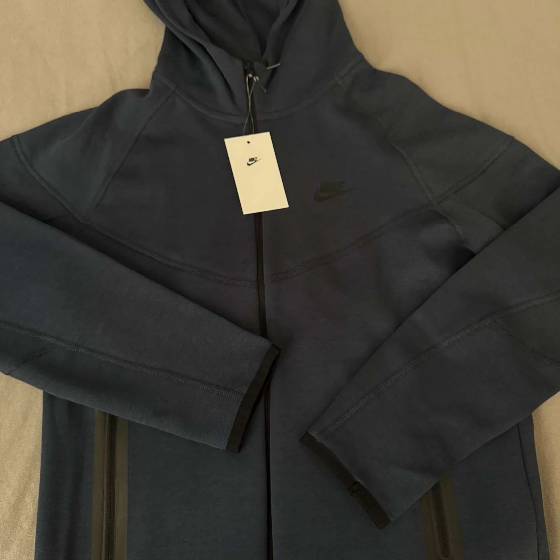 Mörkblå hoodie från Nike - 1