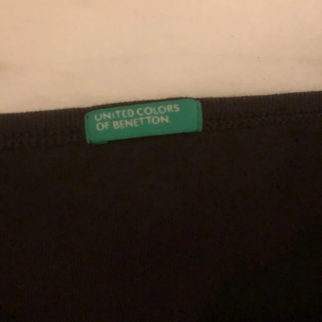 Svart linnetopp med paljettdetaljer från United Colors of Benetton - 3