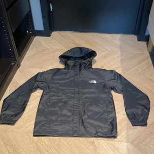 Svart vindjacka - Säljer min svarta vindjacka. Jackan är i storlek m men känns mindre i storleken den passar bra på mig som har en mindre storlek. Jackan är oanvänd, pris kan diskuteras.
