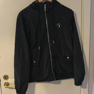 Svart vindjacka från Trapstar  - Den e S men passar jättebra på m med