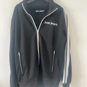 Palm angels tracktop - Snygg Palm angels tracktop i storlek S. Säljes för används inte längre.  Finns inget kvitto men äkthet garanteras givetvis annars pengarna tillbaks.