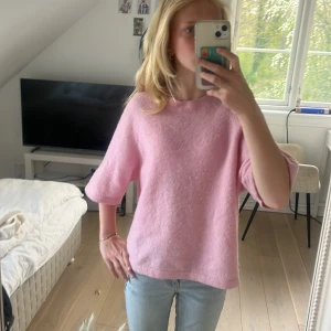 Ljusrosa stickad tröja från & Other Stories - Superfin ljusrosa stickad tröja från & Other Stories!💕ordenarie pris på tröjan är 790kr😊 säljer för att den tyvärr inte kommer till  användning🥰 (priset går att diskutera)