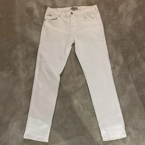 Lindbergh slim jeans - Säljer ett par vita slim fit jeans från Lindbergh.  Använt dem två gånger 
