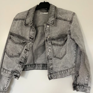 Grå croppad jeansjacka -  grå croppad jeansjacka från Gina Tricot. Jacka är i fint skick 