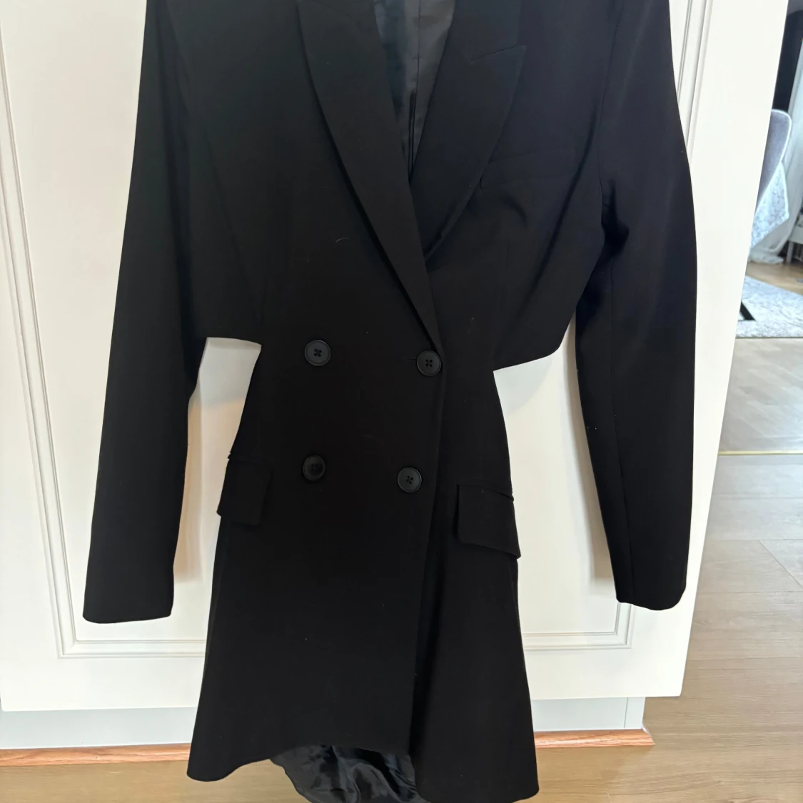 Svart kavajklänning med cut out-detalj - 2