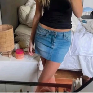 jeanskjol - lågmidjad jeanskjol i storlek 34! fint skick💓