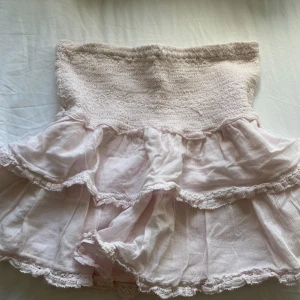 Ljusrosa volangkjol från Sunday Best - supersöt ljusrosa kjol från Sunday Best. Kjolen funkar som både kjol men även topp. Storlek M men passar även som S. Köptes på resa i canada ordinarie pris 350kr. Passar perfekt för varma dagar. 