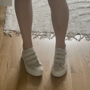 Beigea even&odd skor med kardborreband - Säljer ett par beigea skor från even&odd med fransiga kanter. De har en vit sula och är strl 39. Endast använda två gånger💘