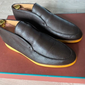 Loro piana open walk INTRESSEKOLL - INTRESSEKOLL!! De är ett par äkta loro piana open walks i läder