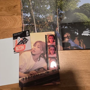 Jihyo - ZONE (album med photobook och photocard) - Säljer Jihyos soloalbum 'ZONE' med tillhörande photobook, photocard och klistermärken. Albumet kommer med allt random men saknar två klistermärken. Priset är om man vill köpa allt som kommer med men kan sänka priset om du väljer bort lite saker