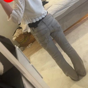 Ljusgrå bootcut jeans från ltb - Säljer ett par ljusgrå jeans från ltb med bootcut-modell, lågmidjade. Storlek, midja 27, längd 30, säljer pågrund av att jag köpte dem men de var för stora för mig som är 164cm, längden funkar bra men midjan alldeles för stor, skulle rekommendera dem för någon som är runt 160cm lång, jättefina och int mycket använda