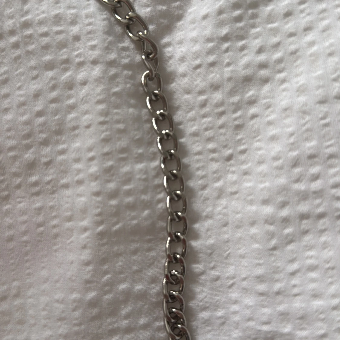 Svart axelväska med nitar och kedja - 3