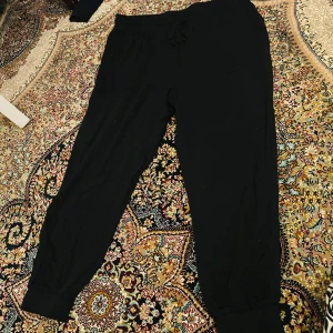 Svarta mjukisbyxor från Splendid - Svarta mjukisbyxor från Splendid med resår och snörning i midjan. Byxorna har två fickor framtill och muddar vid bensluten. Perfekta för en avslappnad stil och riktigt sköna att ha på sig.