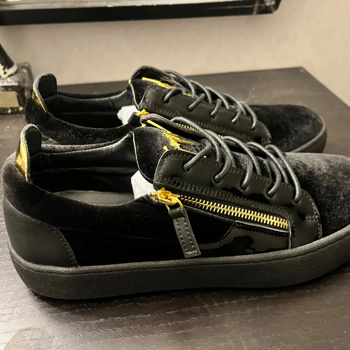 Svarta sneakers från Giuseppe Zanotti med gulddetaljer - 1