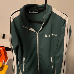Palm Angels tröja - Den är använd men fortfarande mycket bra skick, inga skador eller defekter på den. Storlek S