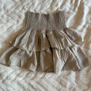Beige volangkjol - Supersöt beige kjol från Nelly, aldrig använd. Strlk S, 100kr inkl. Frakt