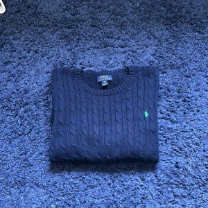 Mörkblå stickad tröja från Polo Ralph Lauren - Säljer en klassisk mörkblå stickad tröja från Polo Ralph Lauren.Ingen skada över huvudtaget,den är som ny. Nypris 2,399kr på zalando, passar mig som är 173cm. Skickas snabbt inom nån dag 