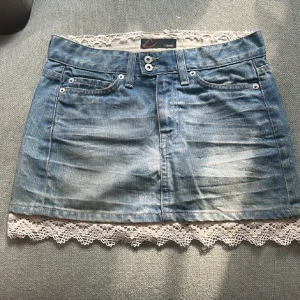 Jeanskjol med spetskant från Crocker - Säljer en söt jeanskjol från Crocker med vit spetskant upptill och nedtill💕 perfekt nu till sommaren💘 bra skick men en liten fläck dock inget man tänker på. Storlek xs💕