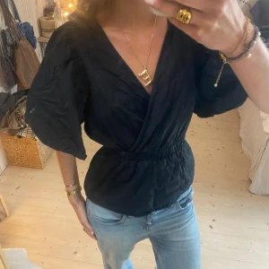 Blus - SUPER snygg som man kan knyta själv där bak❤️