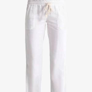 Oanvända Roxy linnebyxor  - Jätte fina lågmidjade Roxy linnebyxor som är helt oanvänd. Säljer då de tyvär är för korta för mig❣️köpta för 600 kr. Skriv om ni har några frågor. Pris kan diskuteras 