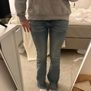 blå jeans - säljer ett par blå jeans för gina som jag inte använder längre. Jeansen är i bra skick men är dock lite slitna nere vid föttern. Storlek 32 och nypris 500