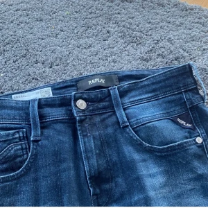 Mörkblå Replay Anbass jeans - Säljer dessa replay anbass jeansen i färgen "väldigt mörkt blä" i nyskick, 9/10 Köpte de tidigare i höstas men vuxit ur de, köpte de då för 1200kr. De är i storlek 28/30.                                  Hör av er vid frågor 😃