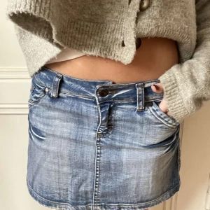 Blå jeanskjol från G-Star RAW - Snygg blå jeanskjol från G-Star RAW med coola fickor där bak