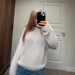 Stickad tröja med rosett - Ljusrosa stickad tröja med svart rosett. Jättefin och söt, mycket bra skick!💞💞använd 1-2 gånger