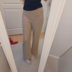 Beige mjukisbyxor från SHEIN - Beiga mjukisbyxor från SHEIN med resår i midjan. Byxorna har en rak och avslappnad passform, perfekta för en chill och bekväm stil. Tillverkade i ett mjukt material som känns skönt mot huden. Fint skick, endast lite nopprig 