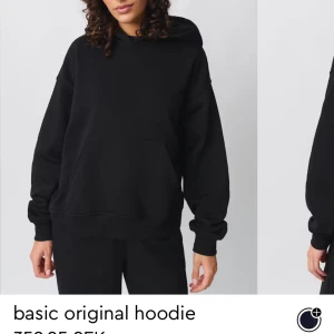 Hoodie - Nästan nyköpt och inga defekter. Säljer även de matchande byxorna till. 