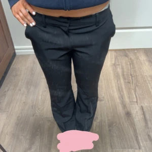Kostymbyxor - Jättefina svarta kostymbyxor! Sitter fantastiskt. Dom är i mycket bra skick💞