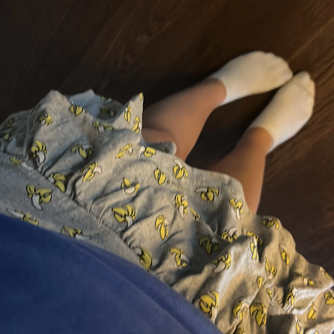 Grå kortkjol med bananmönster - 1