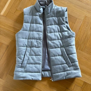 Dressman väst - Säljer denna dressman väst. Väldigt billigt så först till kvarn. Inga defekter. Skriv vid fler frågor och funderingar!