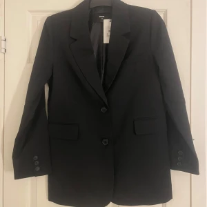 Oversized kavaj - Oversized kavaj köpt på Bik bok. Säljer då den är för lång på mig (1,58) Helt ny bara provat den! Skulle säga den passar xs och s☺️