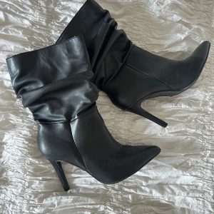Boots - Snyggaste bootsen som jag köpte i Italien. Dom är så sjukt bekväma och lätta att gå i även fast klacken är rätt hög. Bra skick lite uppskrapat framme på ena skon (se sista bild) strl 36. 🤎