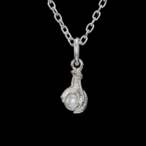 Maria Nilsdotter halsband  - Säljer min lilla klo med pärla från Maria Nilsdotter. Det ska vara på ett örhänge men har satt den på en 925 kedja (alltså inte Maria original kedja)🌸