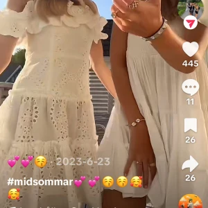 Vit offshoulder klänning med volang och broderade detaljer - Superfin vit kortklänning med offshoulder och volangdetaljer. Klänningen har broderade mönster och en luftig, somrig känsla. Perfekt för midsommar eller andra somriga tillfällen. Söt och feminin stil med romantiska detaljer.