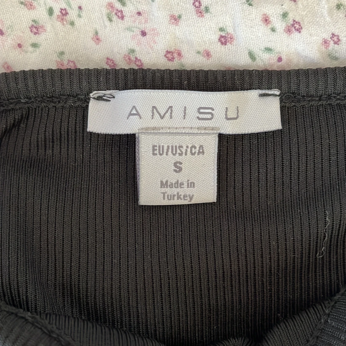 Svart ribbad croppad linnetopp från Amisu - 2