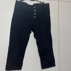 Farkkucaprit - Naisten mustat farkkucaprit. Edessä ja takana taskut. Koko M. Haara-lahje n 47cm, vyötärön leveys n 38cm. Kissatalous Mikäli hinta ei miellytä tarjoa rohkeasti Katsothan myös muut ilmoitukseni!!