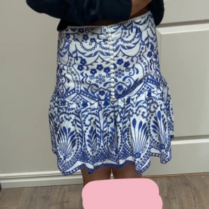 Kjol med blå detaljer  - Vit kjol med blå detaljer. Super söt och perfekt inför sommaren. Mycket bra skick ❤️