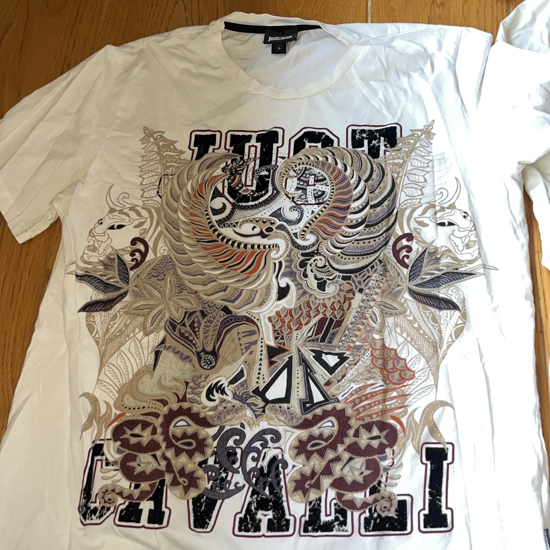 Vit t-shirt med grafiskt tryck från Just Cavalli